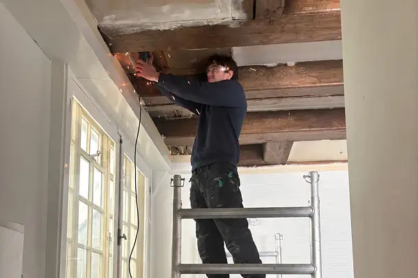 Vak man aan het werk