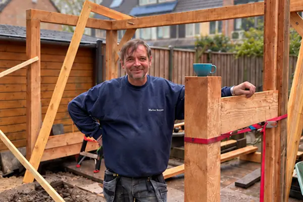 Vakman bij houten bouwframe 1